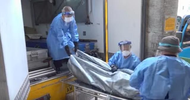 توابيت ورقية لمواجهة وفيات كورونا في هونج كونج «فيديو»