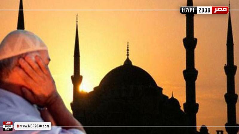 إمام يؤذن في المسجد