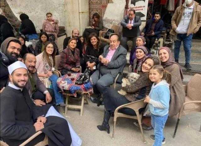 شاهد.. أحدث ظهور لـ نيللي كريم بصحبة فريق عمل «فاتن أمل حربي»