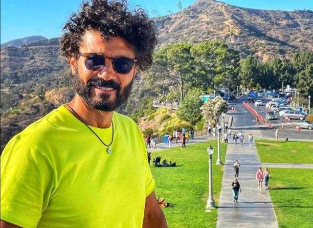 «تعظيم سلام».. خالد النبوي يدعم عامل بناء في أحدث ظهور
