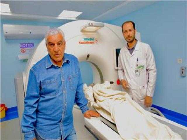 حواس يفحص «مومياء شاب صغير» بأحدث جهاز في مصر والعالم لمعرفة هويته
