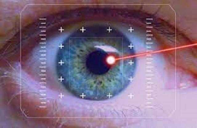 أستاذ طب عيون: الليزر يؤدي للعمى «فيديو»