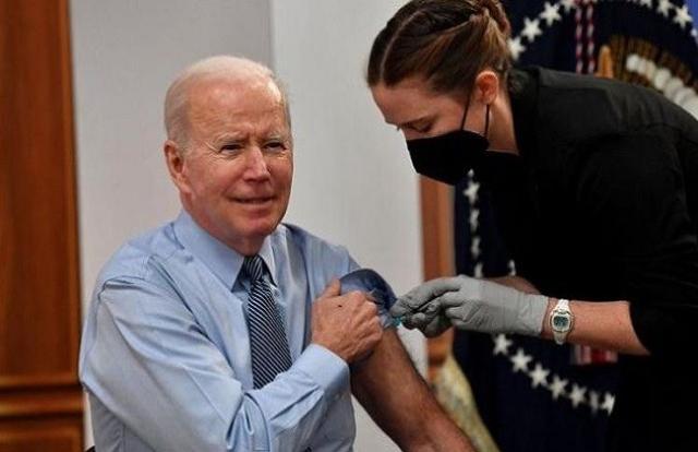 بايدن يتلقى الجرعة الرابعة من لقاح كورونا «فيديو»