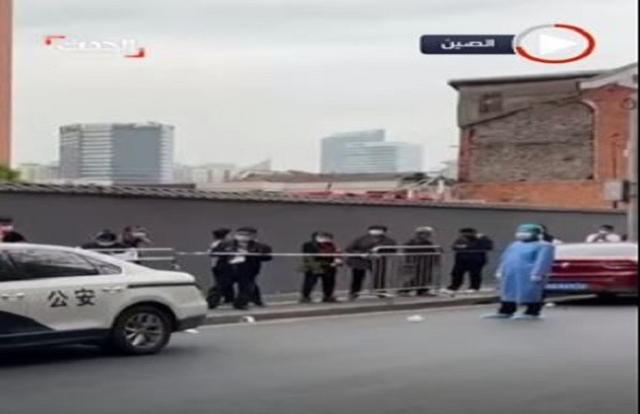 طوابير من مواطني شنجهاي لإجراء فحوصات كورونا «فيديو»