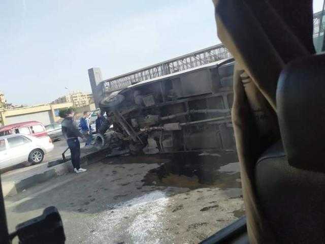 انقلاب أتوبيس مدرسة على محور جوزيف تيتو بالنزهة.. صور