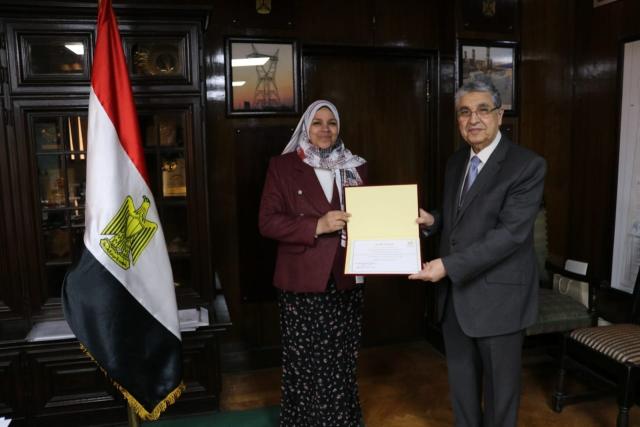 وزير الكهرباء يكرم مديرة مكتبه للعلاقات العامة لبلوغها سن المعاش