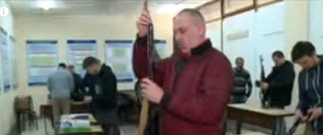 شاهد.. لقطات حية ترصد تدريب الأوكرانيين على القتال لمواجهة الغزو