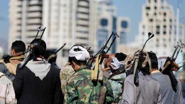 الجيش اليمني: مقتل جندي وإصابة آخر في قصف مدفعي للحوثيين بالجوف