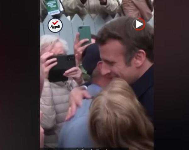 شاهد: زوجان أوكرانيان يبكيان في أحضان ماكرون.. والأخير: «لا تقلقوا»