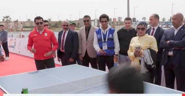 شاهد.. وزير الرياضة يلعب كرة قدم مع الأطفال