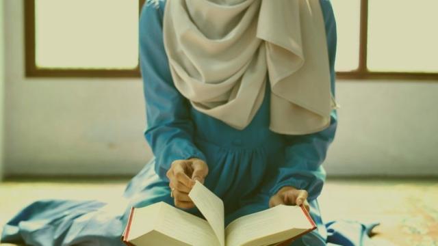 حكم قراءة القرآن للحائض في رمضان.. هل يجوز من الهاتف أو كتب التفسير؟