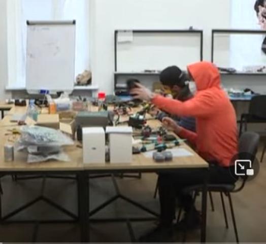 مهندسون أوكرانيون يصنعون طائرات بدون طيار لمواجهة العزو