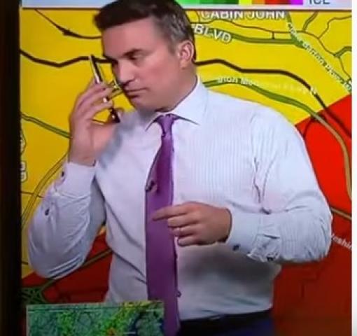 شاهد.. مذيع يقطع النشرة الجوية لتحذير ابنه من عاصفة