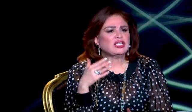 إنت محدش يعرفك.. موقف مفاجئ لـ«إلهام شاهين» حول أزمة ياسمين صبري مع والدها