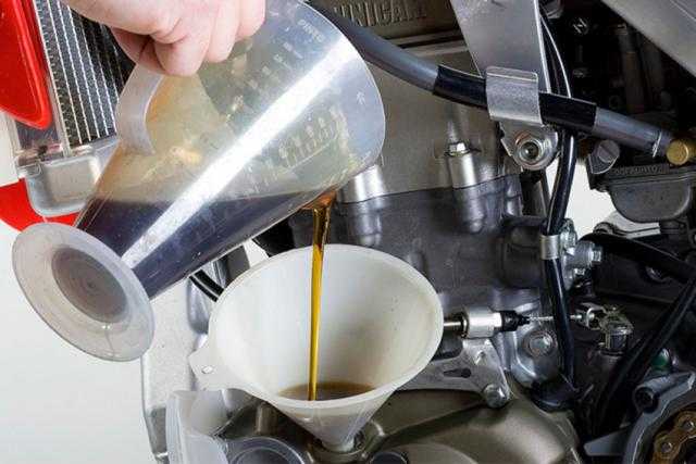تعرف على المسافة المثالية لتغيير زيت موتور الموتوسيكل.. ستدهشك