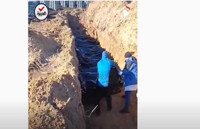 شاهد.. جثث متناثرة بشوارع بوتشا الأوكرانية ومقبرة جماعية للدفن