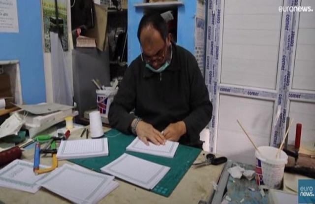 بعد ارتفاع أسعارها.. متطوعون في ليبيا يعملون على ترميم المصاحف لبيعها «فيديو»