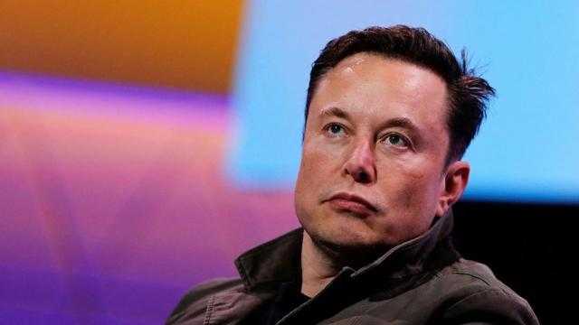 إيلون ماسك ينتقد تويتر ويشتري أسهمها.. ماذا يريد أغنى رجل في العالم؟