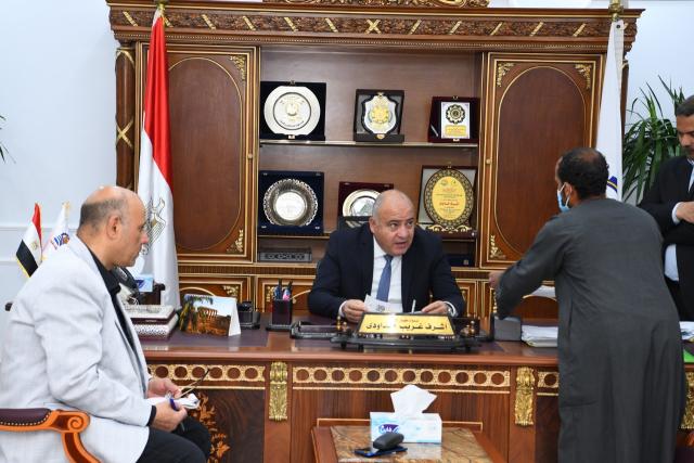 محافظ قنا خلال استقباله للمواطنين
