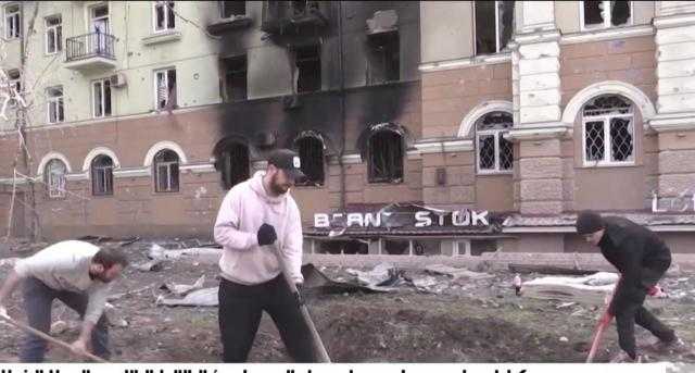 شاهد.. سكان ماريوبول يحفرون قبورا مؤقتة لدفن ضحايا الحرب