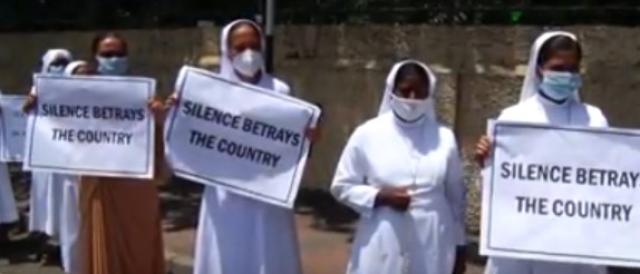 كهنة وراهبات يخرجون في مسيرة حاشدة احتجاجًا على الأزمة الاقتصادية بسريلانكا «فيديو»