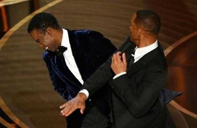 15 مليون دولار تنهي الخلاف بين مقدم حفل الأوسكار وسيمث .. شاهد