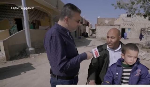 الليثي يهدي مواطنا 5 آلاف جنيه.. والأخير: أولادي محتاجين جلسات تخاطب