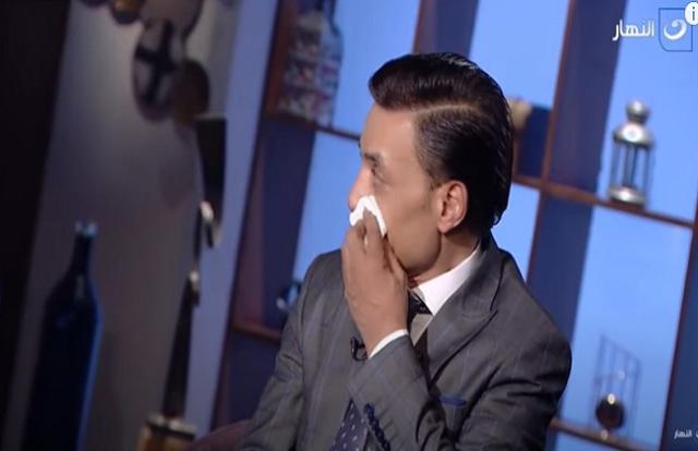 طارق الشيخ يبكي على والده: «كان بيهون عليا كتير»- فيديو