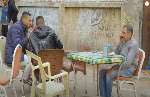 ردود أفعال مؤثرة مع مريض سرطان يخفي ضيق الحال عن أولاده «فيديو»