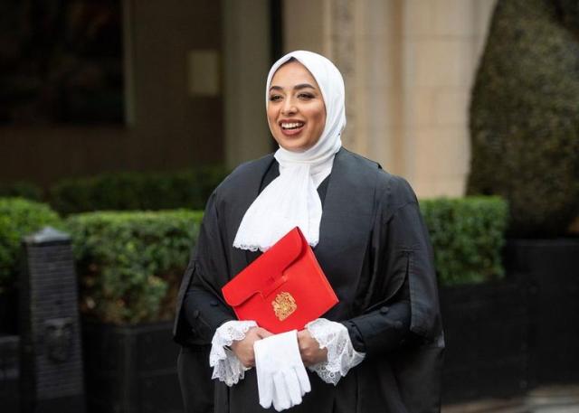 بالصور.. ”سلطانة” أول محجبة مسلمة على منصة إنجلترا