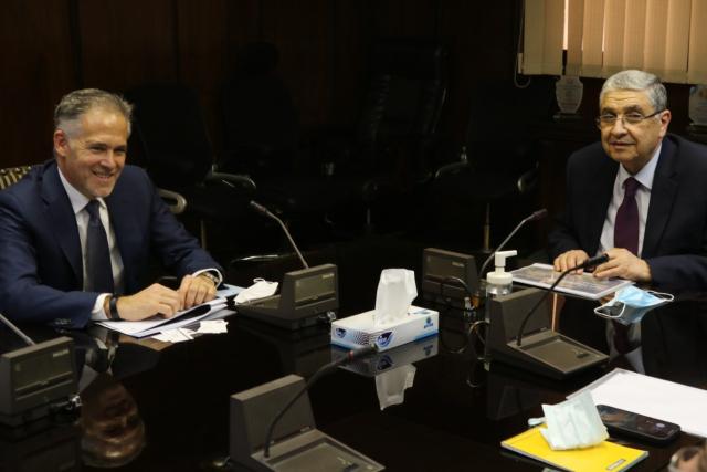 مباحثات بين «شاكر» ووفد «جنرال إليكتريك» لزيادة فرص الاستثمار في «الهيدروجين الأخضر»