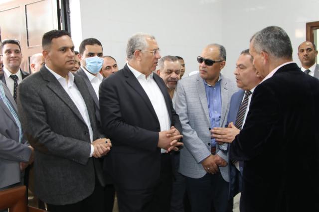 وزير الزراعة يتفقد أحد حقول البطاطس والفراولة تستخدم أساليب الري الحديث