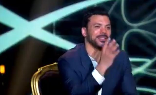 عمرو زكي يرد على ابتسامته الشهرية بوفاة والده: محدش ليه علاقة