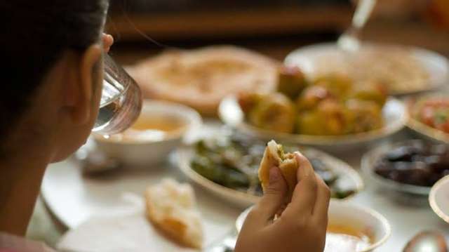 ما حكم الخطأ في ظن طلوع الفجر وغروب الشمس في الصيام؟