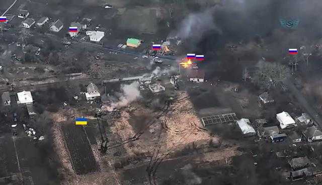 شاهد.. دبابة أوكرانية تنصب كمينا لعدد من المدرعات الروسية وتفجرهم بضربة واحدة