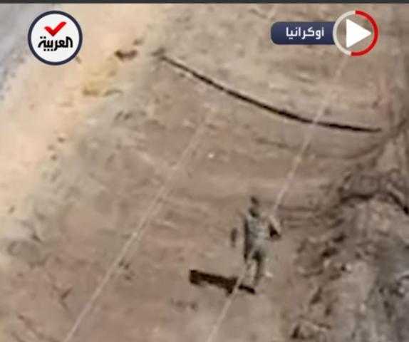 «ظهر مذعورا».. شاهد لحظة هروب جندي روسي من طائرة درون