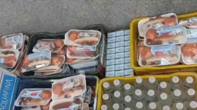 شاهد.. شباب يوزعون وجبات الإفطار على سائقي القطارات