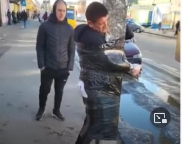 أوكرانيون مقيدون على أعمدة الإنارة «فيديو»