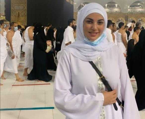 شاهد.. «درة» تُؤدي مناسك العمرة