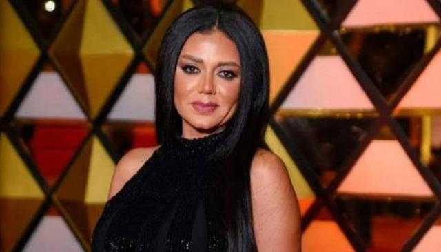 «الحاجة الوحيدة المحتشمة الكوتشي».. رامز جلال يعلق على ملابس رانيا يوسف