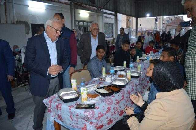 محافظ بورسعيد يشارك أطفال دور الأيتام الإفطار الرمضاني