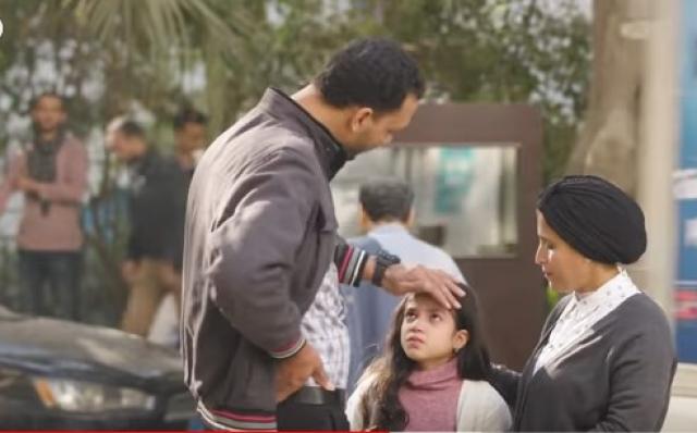 طفلة مصابة بالسرطان ترفض تناول جرعة الكيماوي.. شاهد رد فعل المارة