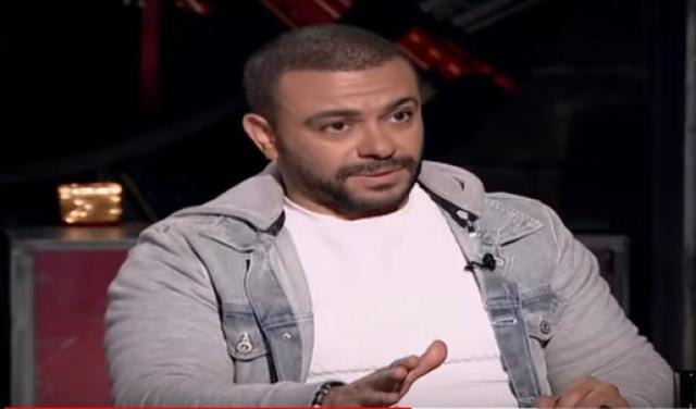 كريم الحسيني يكشف عن سبب عمله على عربة قهوة  «فيديو»