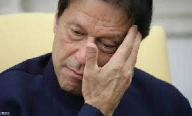 عزل عمران خان وحظر سفر المسؤولين .. ماذا يحدث في باكستان