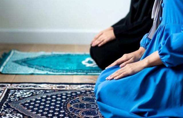 أيهما أفضل صلاة المرأة للتراويح في المنزل أم المسجد؟.. الإفتاء ترد