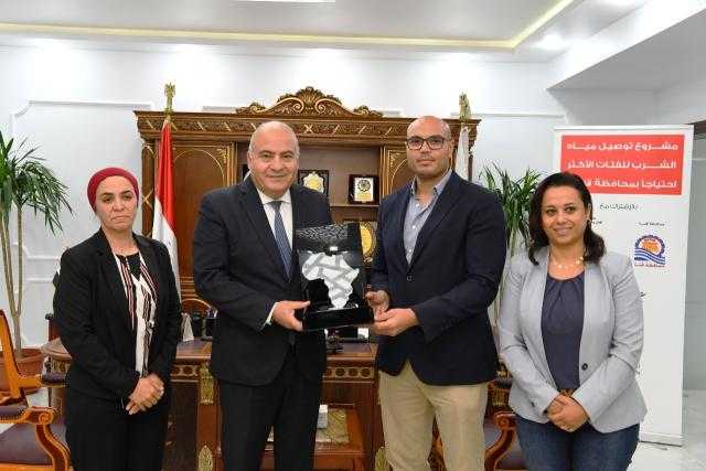 محافظ قنا يستقبل وفد مبادرة توصيل مياه الشرب للأسر الأولى بالرعاية
