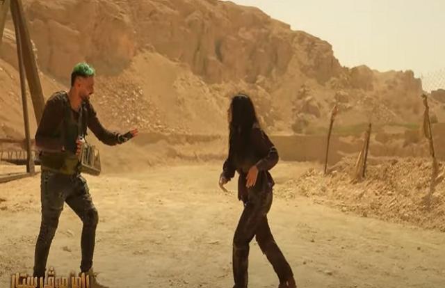 بعد اكتشافها المقلب.. هدى المفتي ترشق رامز جلال بالحجارة «فيديو»