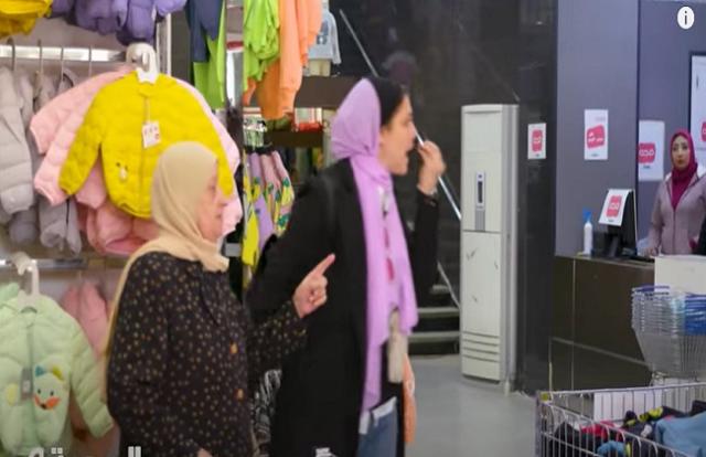 «الصدمة».. يرصد ردود الأفعال تجاه ضرب شاب لوالدته أمام المارة «فيديو»