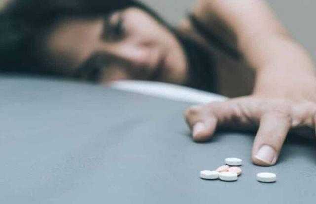 عمرو عثمان يفجر مفاجأة عن تعاطي الإناث للمخدرات «فيديو»