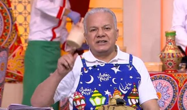 في ذكرى النصر.. الشيف حسن يقلد الرئيس السادات على الهواء